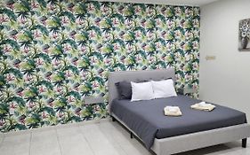 Vibrant Studio Near The Beach